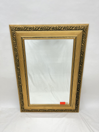 Golfarbener Spiegel mit Muster