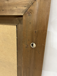 Golfarbener Spiegel mit Muster