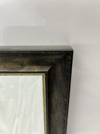 Spiegel mit schwarzem Rahmen und leichter Goldnote