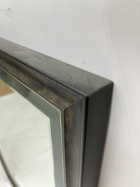 Spiegel mit schwarzem Rahmen und leichter Goldnote