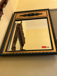 Spiegel mit grün-schwarzem Rahmen mit goldenen Ornamenten