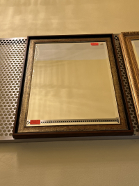 Spiegel mit gefasstem Rahmen und innenliegenden goldfarbenem Innenzug