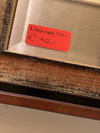 Spiegel mit gefasstem Rahmen und innenliegenden goldfarbenem Innenzug