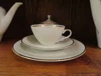 Königliches Elfenbeinporzellan