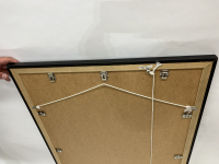 Spiegel mit schwarzem Rahmen und leichter Goldnote