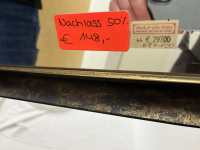 Spiegel mit schwarzem Rahmen und leichter Goldnote