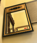 Spiegel mit grün-schwarzem Rahmen mit goldenen Ornamenten