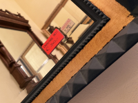 Spiegel mit grün-schwarzem Rahmen mit goldenen Ornamenten